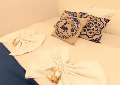 Quarto privativo hostel em Pinheiros com cama, almofadas e amenities