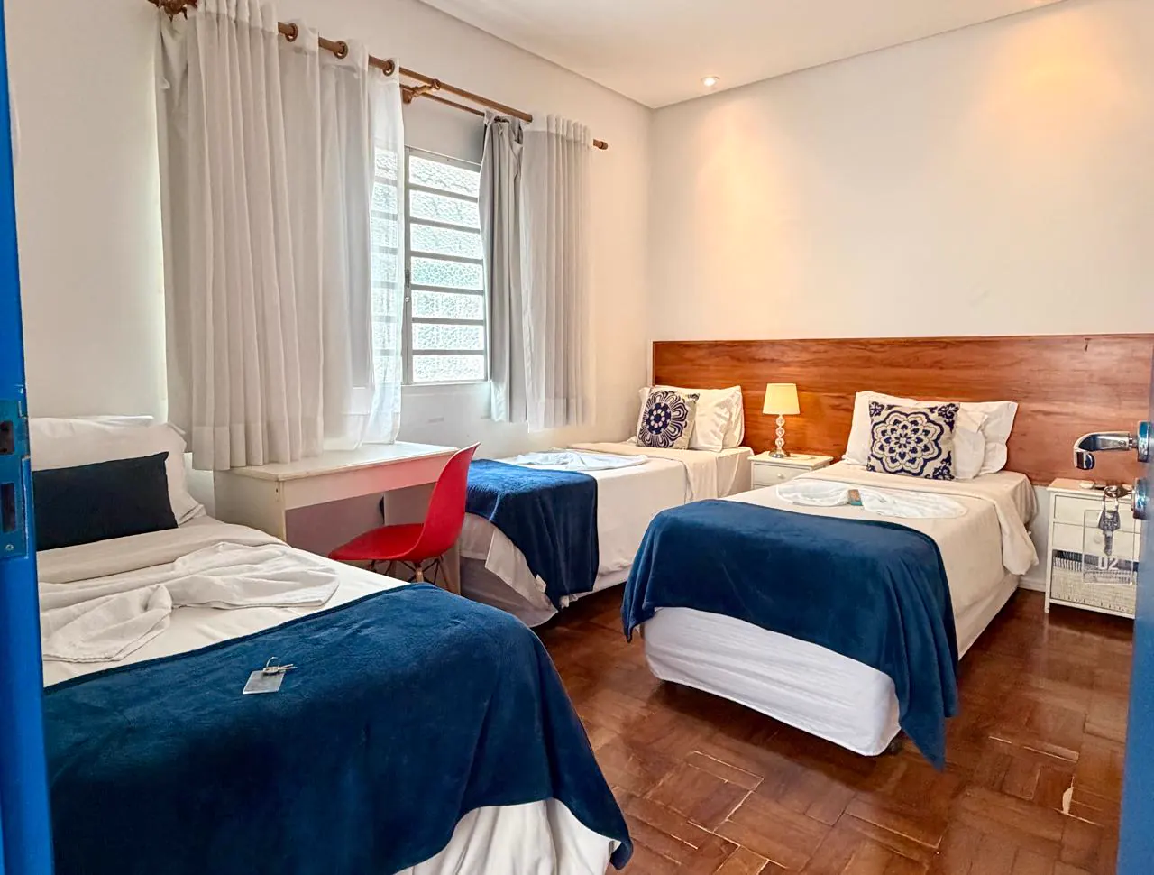Quarto privativo hostel em Pinheiros luminoso com escrivaninha