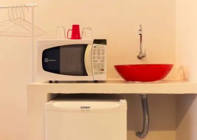 Mini copa do quarto privativo hostel em Pinheiros com micro-ondas e frigobar
