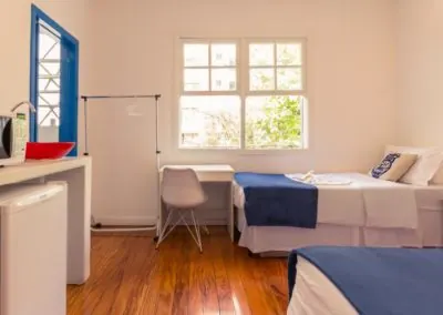 Quarto privativo hostel em Pinheiros com janela ampla