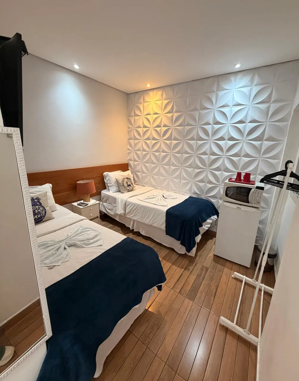 Quarto twin do hostel econômico em Pinheiros com frigobar e micro-ondas