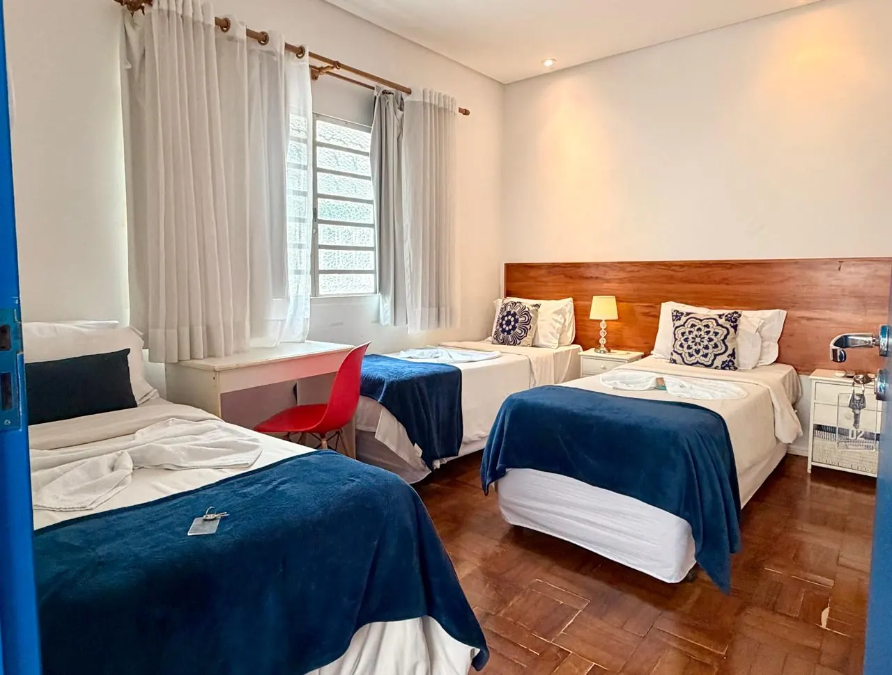 Quarto privativo hostel em Pinheiros com janela ampla e escrivaninha
